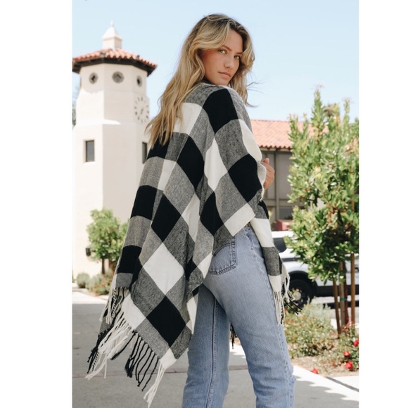 Plaid Ruana Poncho Blanket Wrap Black White Tassel - Picture 2 of 6